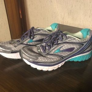 Women’s running shoes